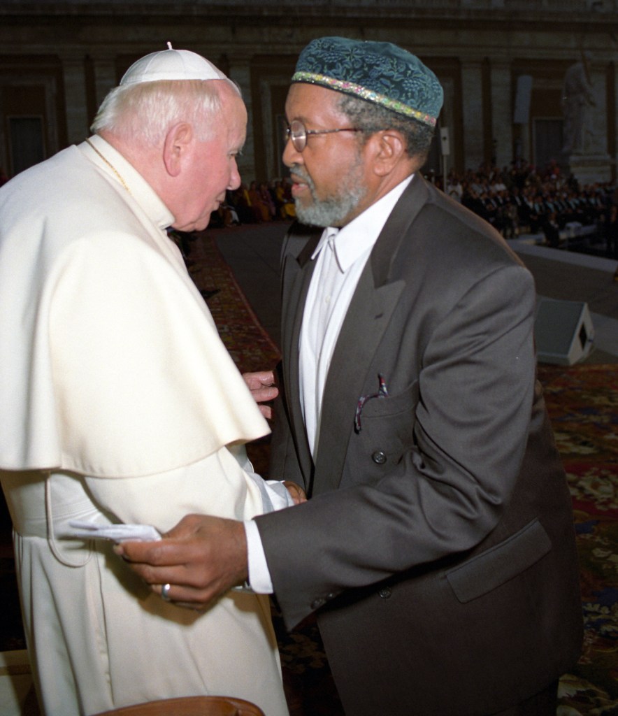 This image has an empty alt attribute; its file name is imam-with-pope-john-paul-ii.jpg